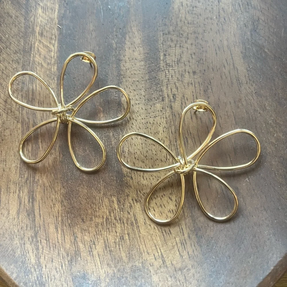 SHASHI Anemone Outline Goldplated Stud Earrings-NWOT - Picture 12 of 15